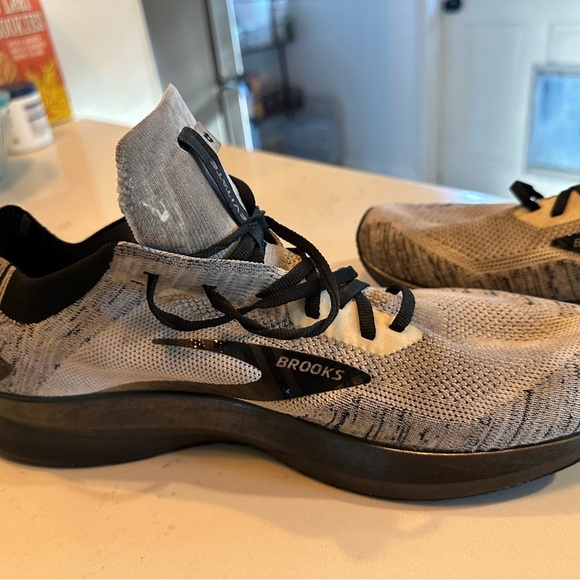 Men Brooks running levitate 4 Beige and Black Athletic Shoes - Picture 6 of 7